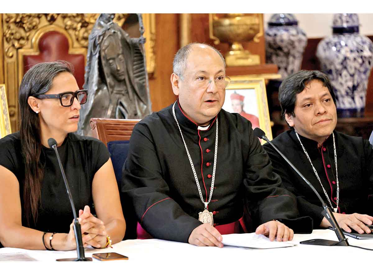 "La controversia que ilumina la cima: El misterio del candil de la Catedral y el secreto detrás de su desaparición"