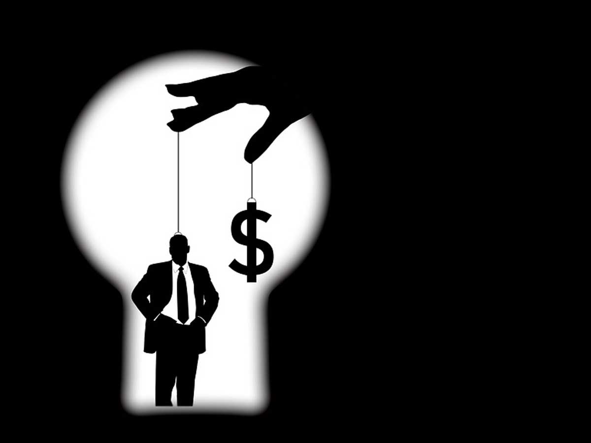 "Estafas amorosas en alza: detectives descubren un esquema de pirámide de engaño y robo financiero que deja a víctimas sin recursos"