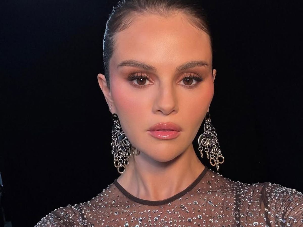 La Voz Defensora De La Belleza: Selena Gomez Recibe El Apoyo Indudable De Grimes Enfrenta A Los Críticos