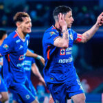 "La lucha sin cuartel: Cruz Azul vence a América en un partido repleto de emociones"