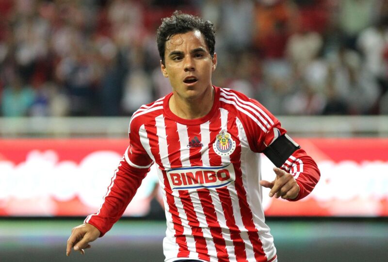 "La sombra en la vida pública: exfutbolista Chiva Omar Bravo enfrenta procesamiento por graves acusaciones de abuso sexual"