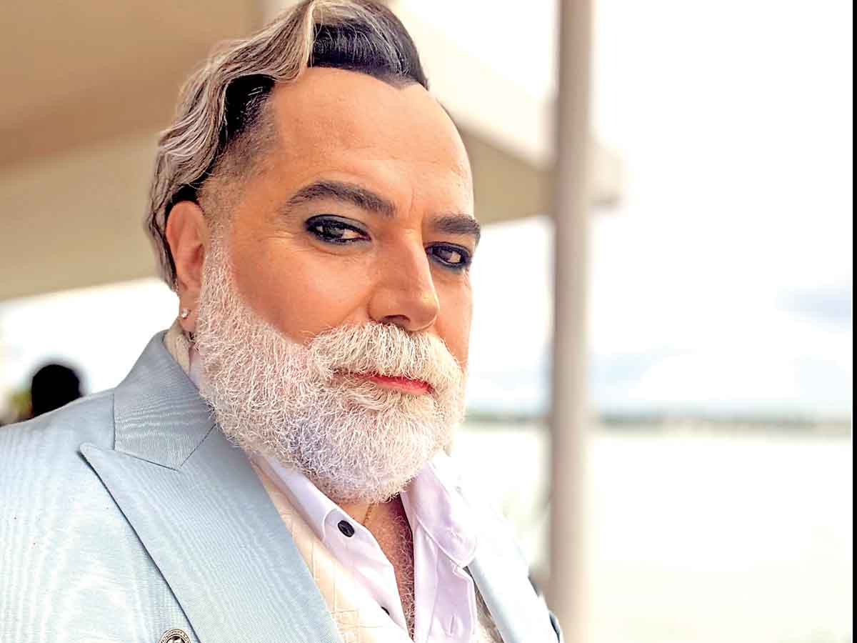 El Rey del Corsé Abandona la Escena: El Legado de Héctor Terrones en el Mundo de la Moda Española