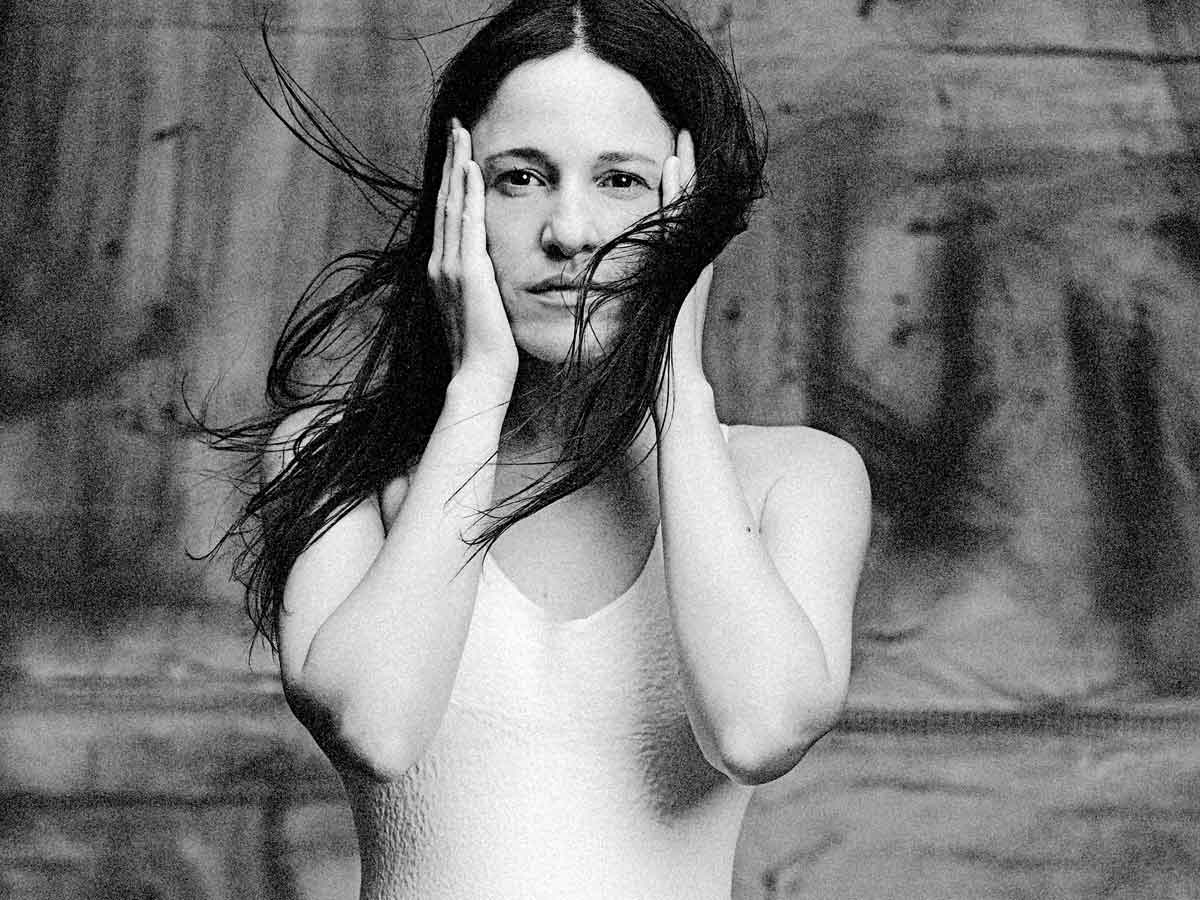 El Fado Como Identidad: La Legado Musical de Carminho Desafiando el Destino en Una Búsqueda por la Verdadera Amistad