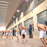 "Sospecha de Tortura en Mega Cárcel: Deportados denuncian Violaciones Flagrantes a sus Derechos Humanos"