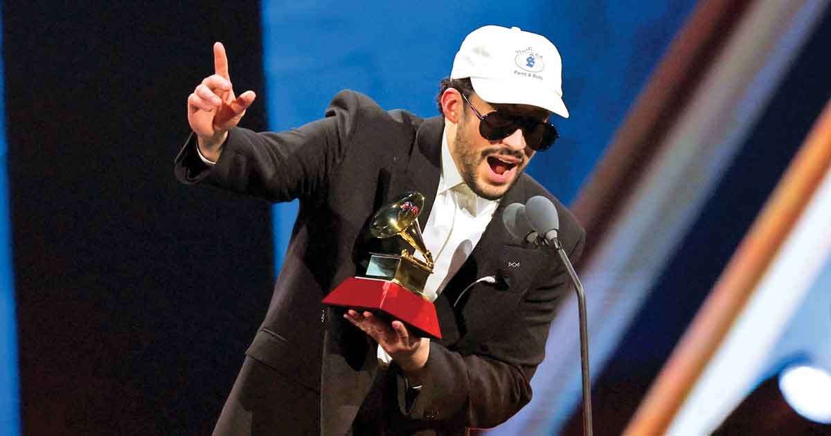 El Reinado de la Fiebre: Bad Bunny conquista el escenario en los Latin Grammy con un duelo musical sin igual.