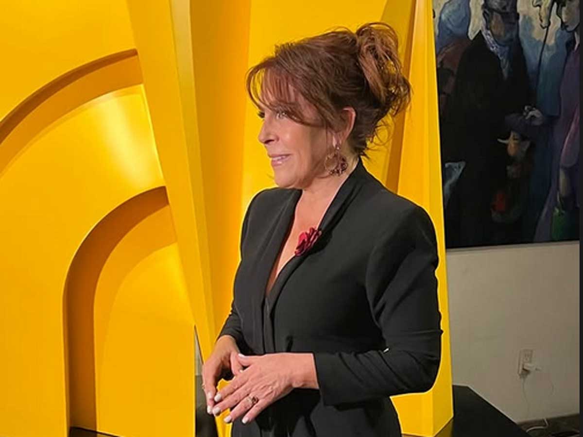 "La Excelencia en Acción: Fernanda Familiar y sus compañeros de honor logran la prestigiosa Medalla Summa Cum Laude 2025"