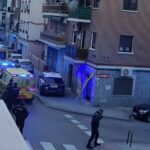 "Un desesperado ataque contra la autoridad: joven intoxicado por sustancias prohibidas agredea a agentes de la ley y sufre lesiones graves al ser contenidos"