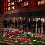 La apasionante celebración de un héroe: El Real Madrid rinde homenaje a Diogo Jota en un Anfield vibrando con emoción.