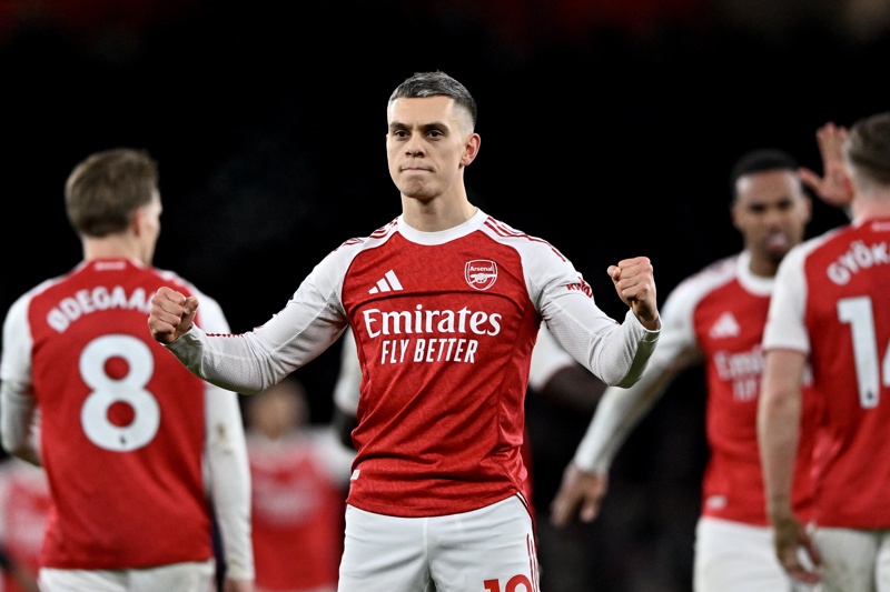 Arsenal goleó al Aston Villa y sigue en lo más alto de la Premier