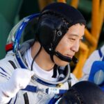 "El Triunfo del Espacio: Jonny Kim y su Equipo Regresan a Casa Después de Un Aterrizaje Histórico en la Estación Espacial Internacional"