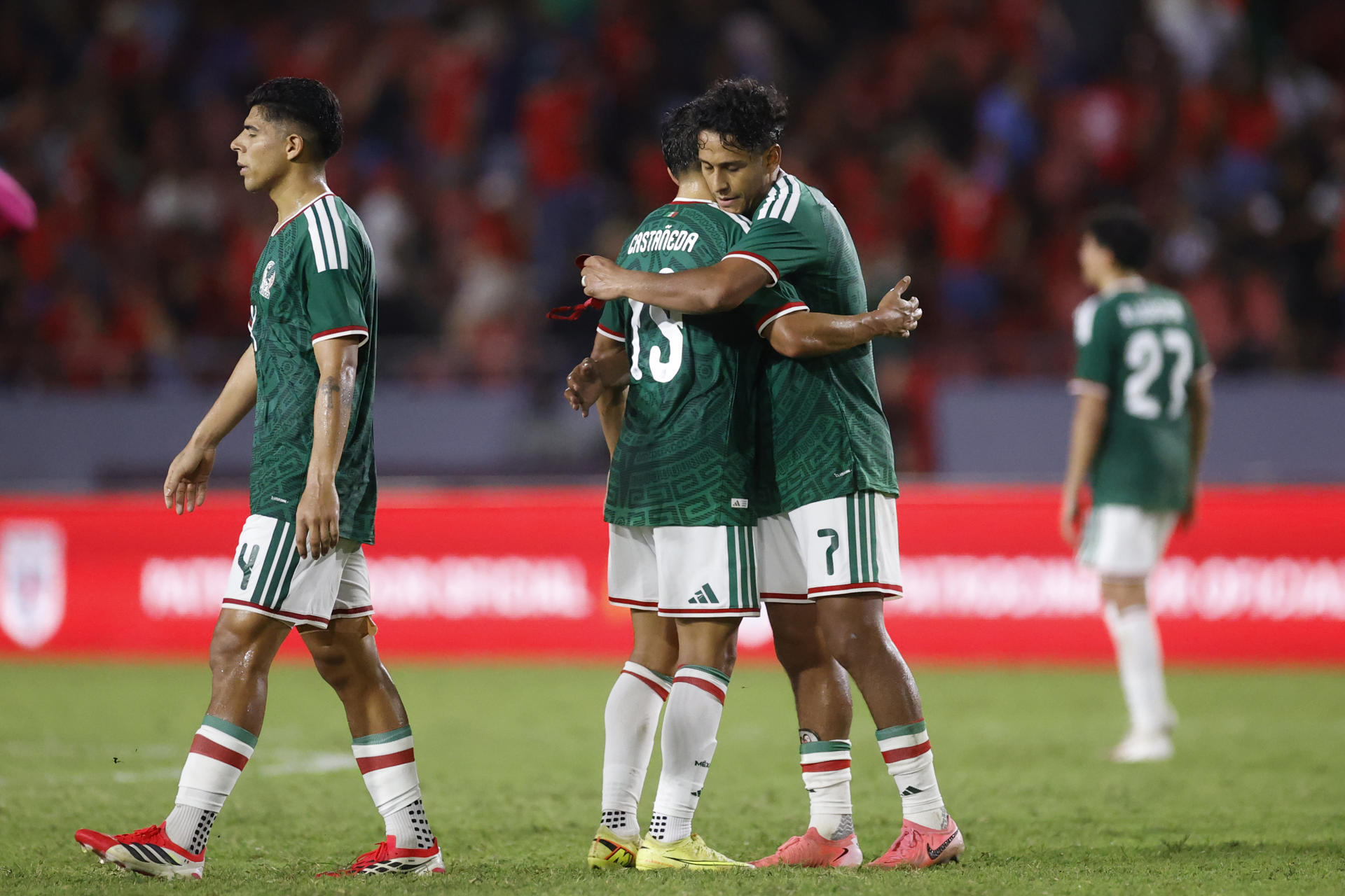 "Confrontación estelar en el balompié: los más destacados jugadores de Bolivia y México se enfrentan en un duelo sin precedentes"